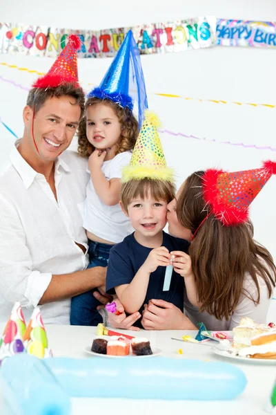 Porträtt av en lycklig familj under en födelsedagsfest — Stockfoto