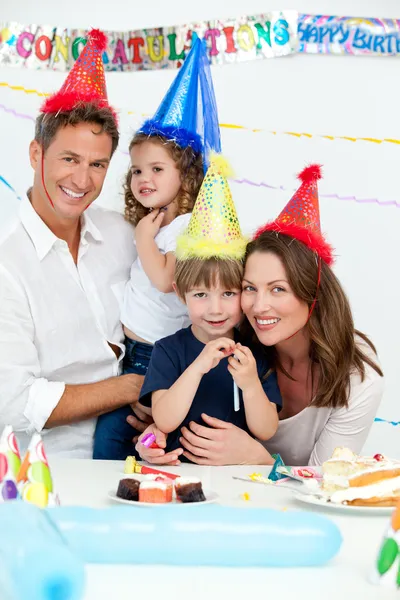 Portret ładny dzieci z rodzicami podczas urodzin; p — Zdjęcie stockowe