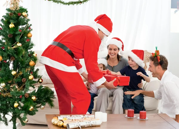 Glückliche Familie am Weihnachtsabend zu Hause — Stockfoto