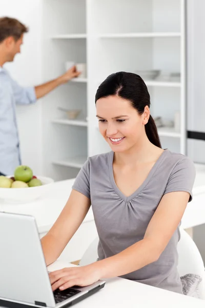 Pretty woman working on the laptop while her boyfriend looking f — Stock Photo, Image