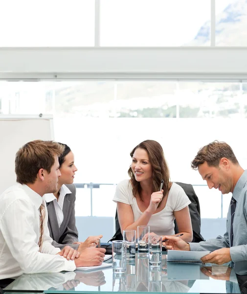 Blij zakenvrouw in gesprek met haar team — Stockfoto