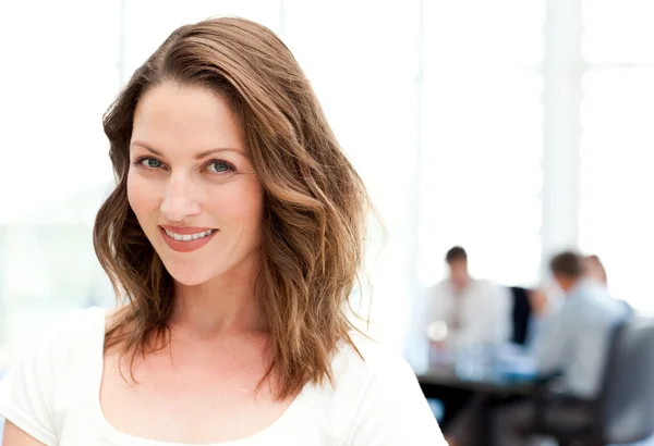 Relaxed businesswoman standing in front of her team while workin — Stock Photo, Image
