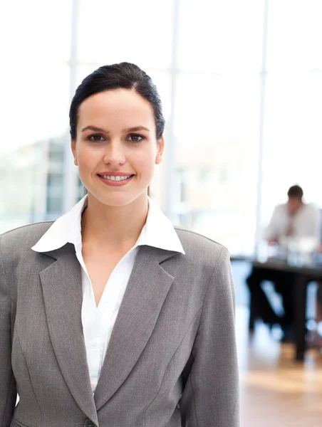 Young businesswoman standing in front of her team — Stock Photo, Image