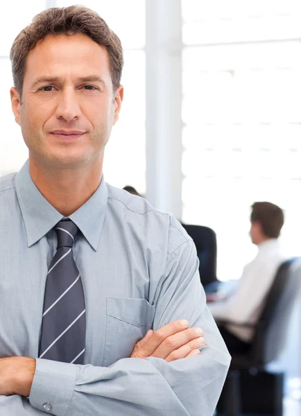Assertive businessman standing in front of his team while workin — Stock Photo, Image