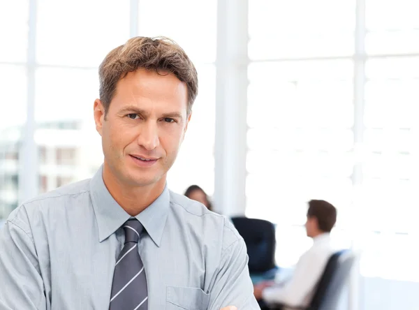 Severe businessman standing in front of his team while working a — Stock Photo, Image