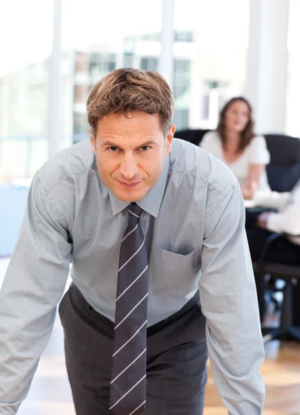 Säker man poserar framför sin kollega under ett möte — Stockfoto