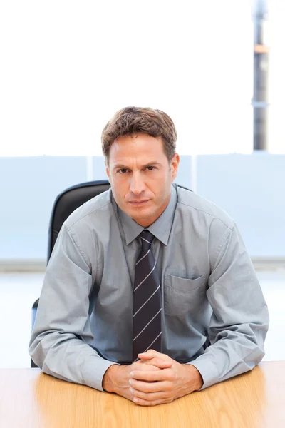Confident manager posing alone at a table — Stock Photo, Image