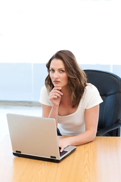 Atrakcyjna kobieta pracuje na laptopie przy stole — Zdjęcie stockowe