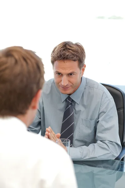 Charyzmatyczny trener podczas rozmowy z pracownikiem — Zdjęcie stockowe