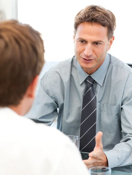 Charismatische manager tijdens een ontmoeting met een werknemer — Stockfoto