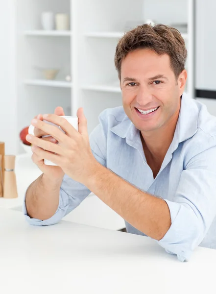 Портрет мужчины, пьющего кофе на кухне — стоковое фото
