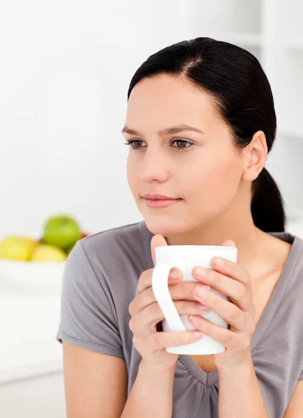 Ruhige Frau trinkt ihren Kaffee in der Küche — Stockfoto