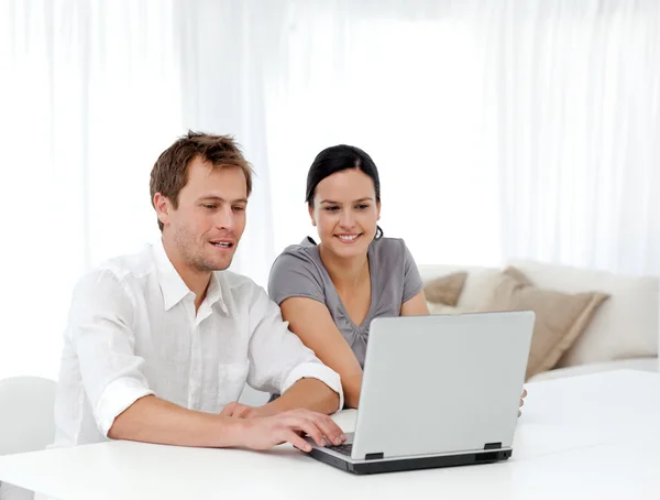 Ευτυχισμένος άνθρωπος και γυναίκα ψάχνει σε κάτι για το φορητό υπολογιστή — Φωτογραφία Αρχείου