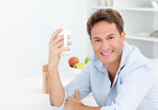 Glücklicher Mann genießt seinen Kaffee während einer Pause — Stockfoto