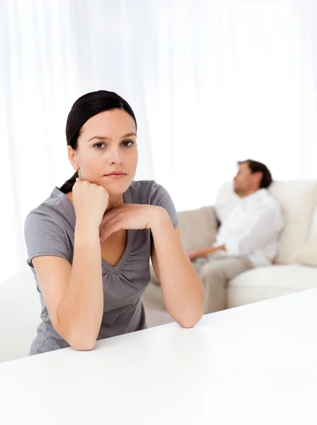 Mulher preocupada na sala de estar enquanto seu namorado dorme — Fotografia de Stock