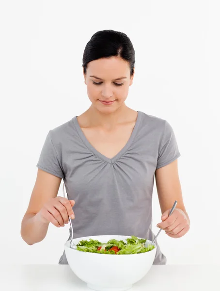 Bella donna mescolando un'insalata in piedi in cucina — Foto Stock