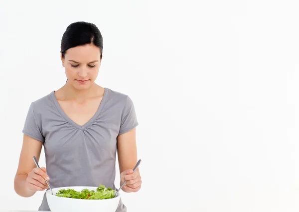 Mooie vrouw voorbereiding van een salade met tomaten in de keuken — Stockfoto