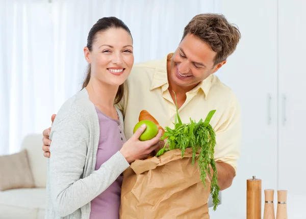 Casal feliz voltando do mercado com frutas, vegetais — Fotografia de Stock