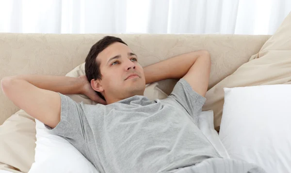 Homem calmo relaxando em sua cama — Fotografia de Stock
