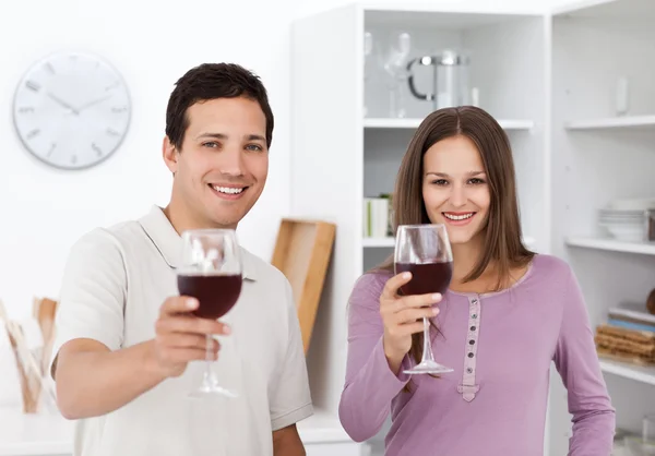 Mladý pár opékání s brýlemi červeného vína — Stock fotografie