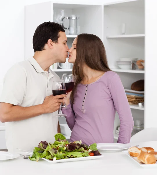かわいいカップルが台所でお昼を食べている間キス — ストック写真