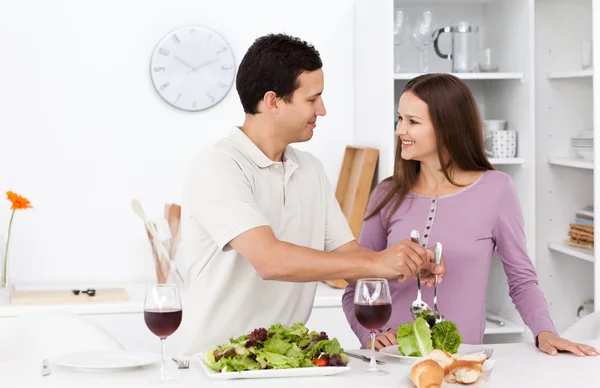 Özenli adam kız arkadaşına salata hizmet — Stok fotoğraf