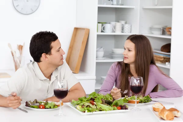 Молода пара розмовляє під час обіду — стокове фото