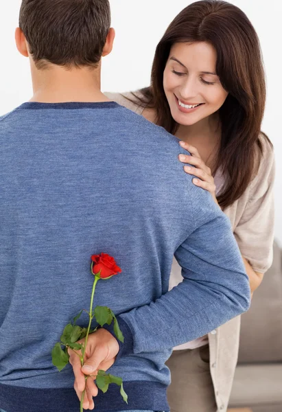 Impatiente 女性の彼女のボーイ フレンドによって隠された花を見て — ストック写真
