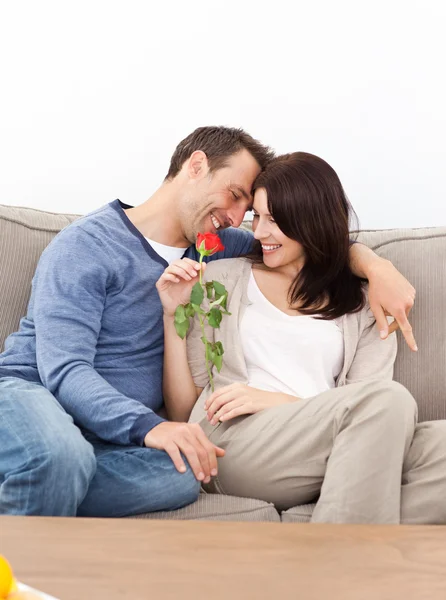 Zakochana para siedzi razem na kanapie — Zdjęcie stockowe