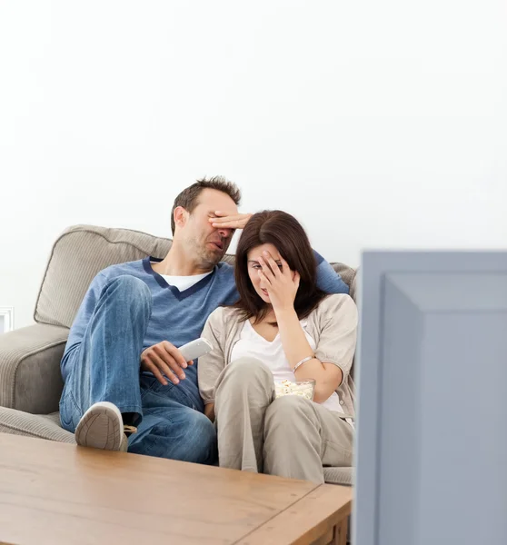 Paura coppia nascondere i loro volti mentre si guarda un film horror — Foto Stock
