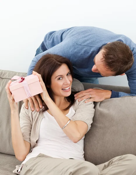 Glückliche Frau versucht, ihr Geschenk von ihrem Freund zu erraten — Stockfoto