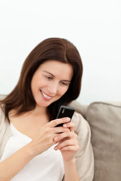 Pretty woman sending a sms with her mobile phone — Stock Photo, Image