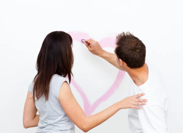 Bakifrån av en man rita ett hjärta för hans flickvän — Stockfoto