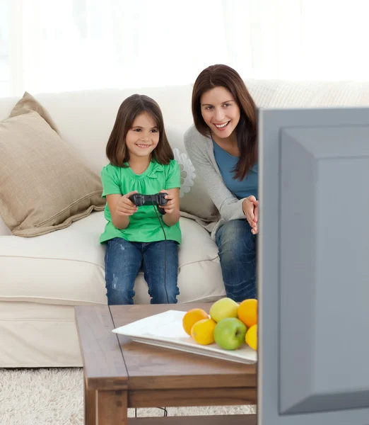 Jolie maman encourageant sa fille à jouer à des jeux vidéo — Photo