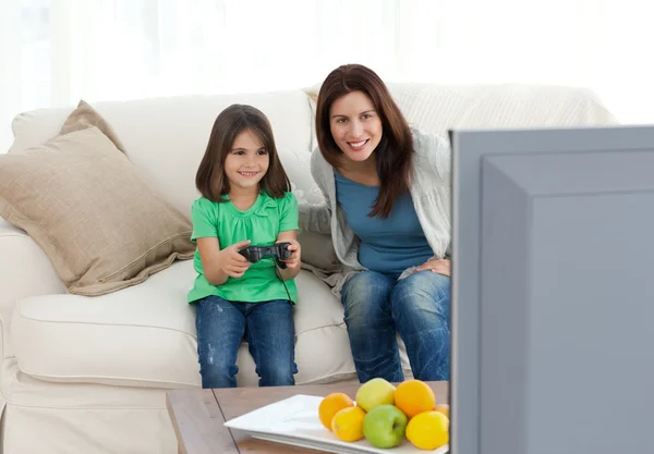 Mom and daughter playing video games together — Stock Photo, Image