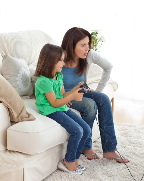 集中的妈妈和女儿玩视频游戏 — 图库照片