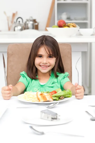 Schattig llittle meisje houden vorken te eten pasta en salade — Stockfoto