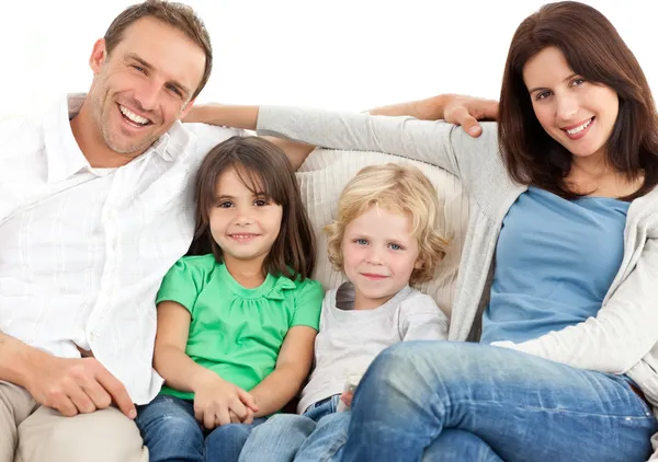 Retrato de uma família no sofá — Fotografia de Stock