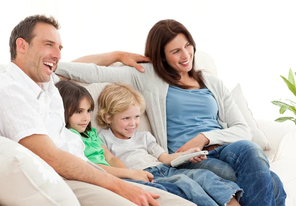 Счастливая семья смотрит телевизор вместе — стоковое фото