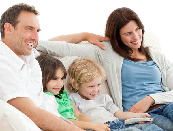 Pais e crianças assistindo televisão juntos — Fotografia de Stock