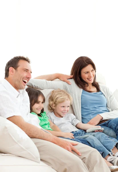 Счастливая семья смотрит фильм вместе — стоковое фото