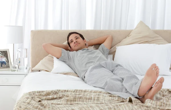 Klidný muž ležící na posteli — Stock fotografie