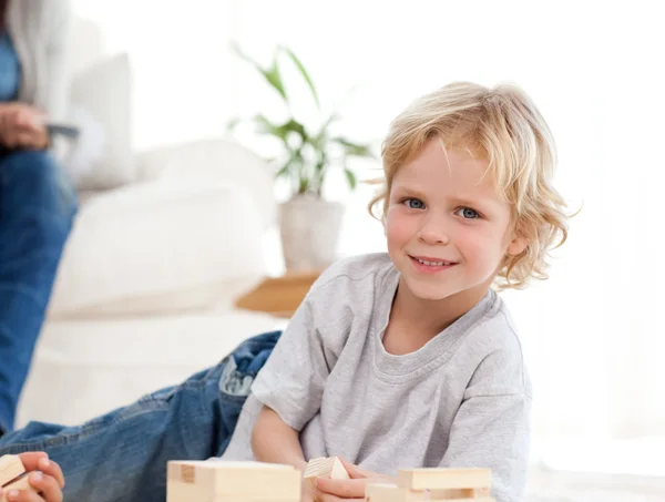 Niedliches Kind spielt mit Dominosteinen im Wohnzimmer — Stockfoto