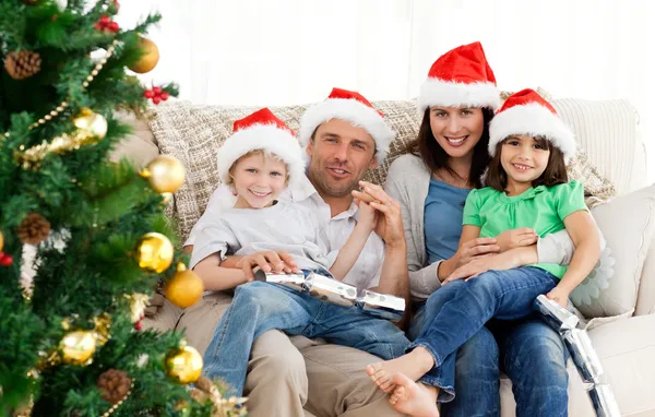Retrato de una familia en Navidad en el sofá —  Fotos de Stock