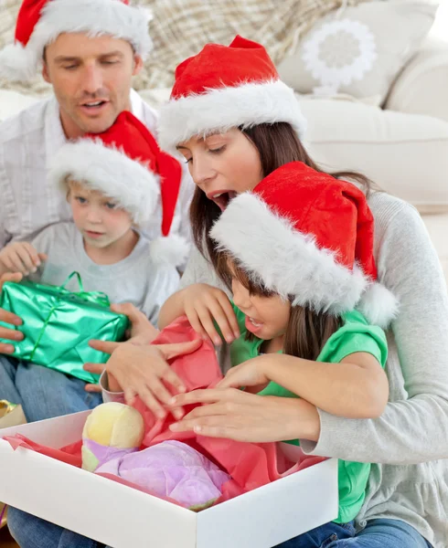 Roztomilá holčička otevírání vánoční dárek s matkou — Stock fotografie