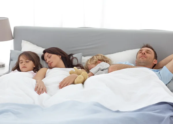 Crianças tranquilas dormindo com seus pais — Fotografia de Stock