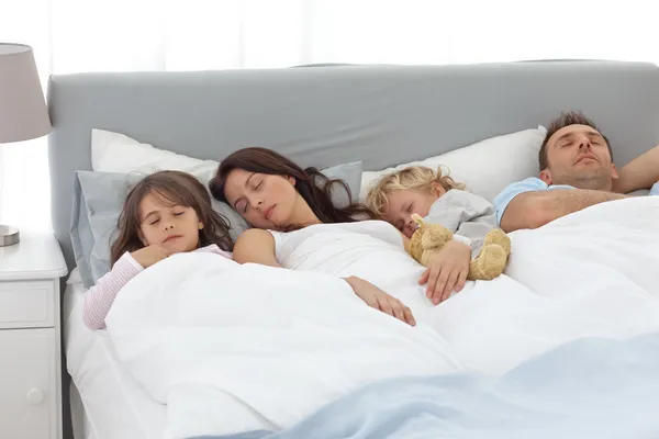 Расслабленная семья дремлет вместе — стоковое фото