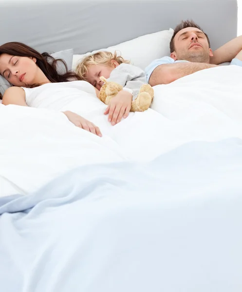 Netter kleiner Junge schläft mit seinen Eltern — Stockfoto