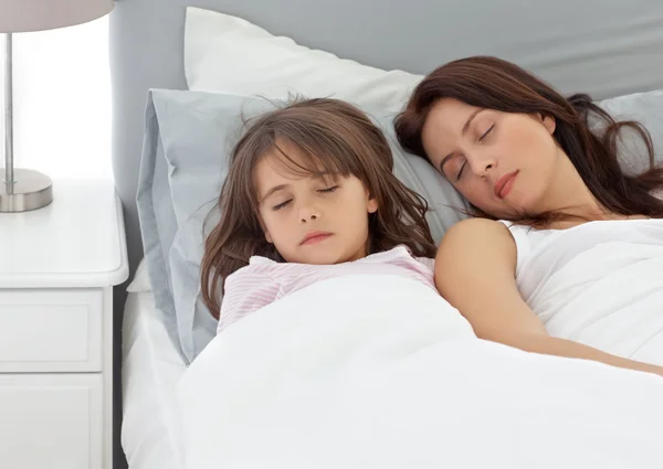 Menina bonito dormindo com sua mãe na parte da manhã — Fotografia de Stock