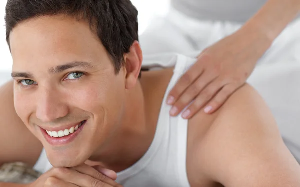Portrait d'un homme heureux recevant un massage de sa petite amie — Photo